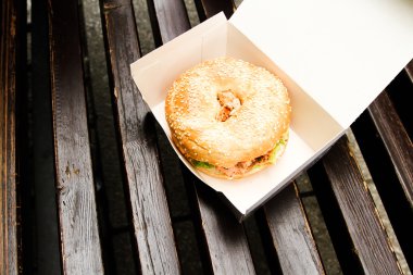 Somon, krem peynirli ve ıspanaklı rus kağıt kutusunda simit