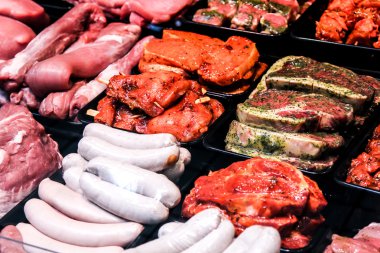 İtalyan kürlenmiş et türlerinin antipasti kompozisyonu. Salam, jambon bir