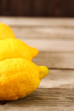 Tahta bir masada taze limonlar