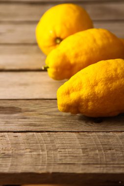 Tahta bir masada taze limonlar