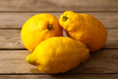 Tahta bir masada taze limonlar