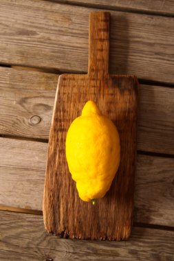 Tahta bir masada taze limonlar