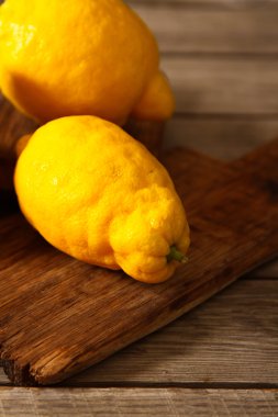 Tahta bir masada taze limonlar