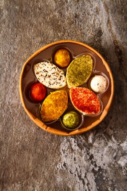 Taş zemin üzerine çeşitli yumuşak krem peynir keçi