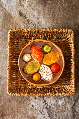 Taş zemin üzerine çeşitli yumuşak krem peynir keçi