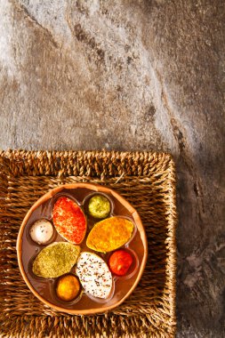 Taş zemin üzerine çeşitli yumuşak krem peynir keçi