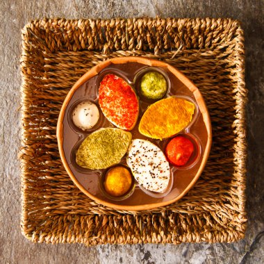 Taş zemin üzerine çeşitli yumuşak krem peynir keçi