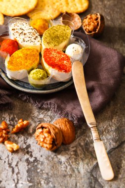 Taş zemin üzerine çeşitli yumuşak krem peynir keçi