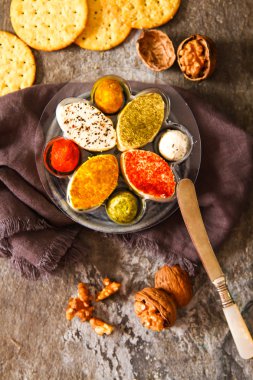 Taş zemin üzerine çeşitli yumuşak krem peynir keçi