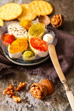 Taş zemin üzerine çeşitli yumuşak krem peynir keçi