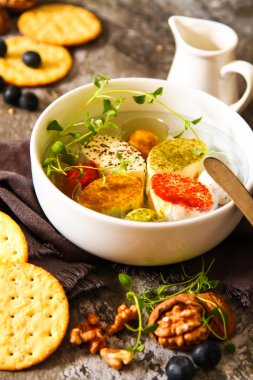 Taş zemin üzerine çeşitli yumuşak krem peynir keçi