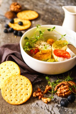 Taş zemin üzerine çeşitli yumuşak krem peynir keçi