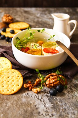 Taş zemin üzerine çeşitli yumuşak krem peynir keçi