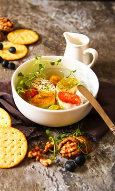 Taş zemin üzerine çeşitli yumuşak krem peynir keçi