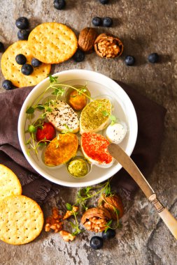 Taş zemin üzerine çeşitli yumuşak krem peynir keçi