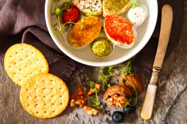 Taş zemin üzerine çeşitli yumuşak krem peynir keçi