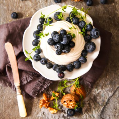 pavlova beze pasta taze yaban mersini ve ceviz kara günü