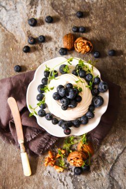 pavlova beze pasta taze yaban mersini ve ceviz kara günü
