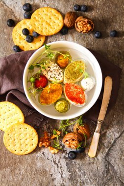 Taş zemin üzerine çeşitli yumuşak krem peynir keçi