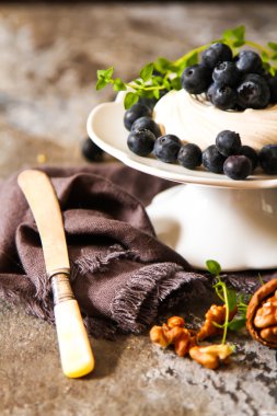 pavlova beze pasta taze yaban mersini ve ceviz kara günü