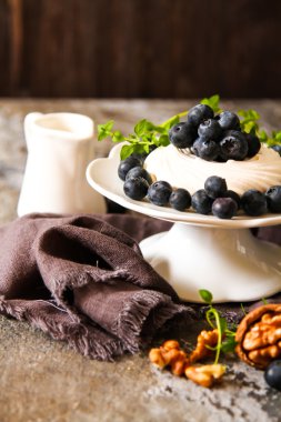 pavlova beze pasta taze yaban mersini ve ceviz kara günü