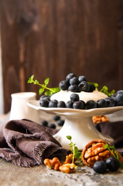 pavlova beze pasta taze yaban mersini ve ceviz kara günü