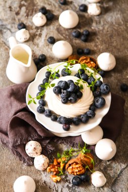 pavlova beze pasta taze yaban mersini ve ceviz kara günü