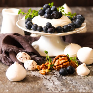 pavlova beze pasta taze yaban mersini ve ceviz kara günü