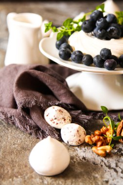 pavlova beze pasta taze yaban mersini ve ceviz kara günü