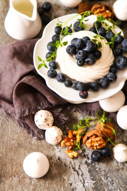 pavlova beze pasta taze yaban mersini ve ceviz kara günü