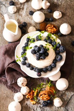 pavlova beze pasta taze yaban mersini ve ceviz kara günü