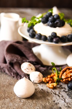 pavlova beze pasta taze yaban mersini ve ceviz kara günü