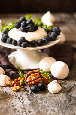 pavlova beze pasta taze yaban mersini ve ceviz kara günü