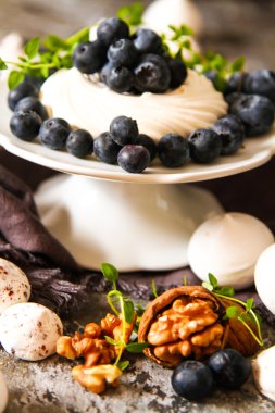 pavlova beze pasta taze yaban mersini ve ceviz kara günü