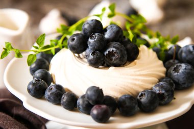 pavlova beze pasta taze yaban mersini ve ceviz kara günü