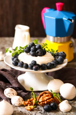 pavlova beze pasta taze yaban mersini ve ceviz kara günü