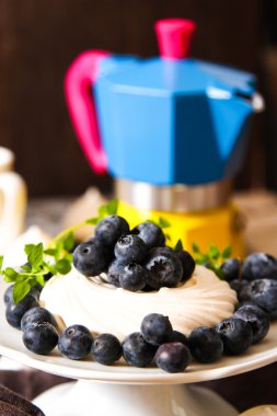 pavlova beze pasta taze yaban mersini ve ceviz kara günü