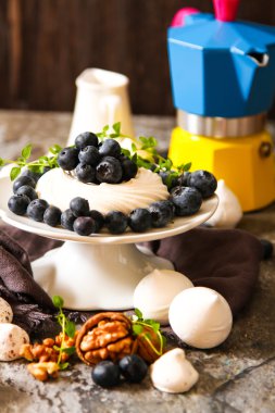 pavlova beze pasta taze yaban mersini ve ceviz kara günü