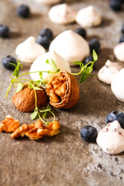 pavlova beze pasta taze yaban mersini ve ceviz kara günü