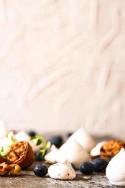 pavlova beze pasta taze yaban mersini ve ceviz kara günü