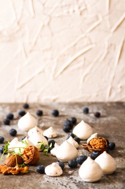 pavlova beze pasta taze yaban mersini ve ceviz kara günü