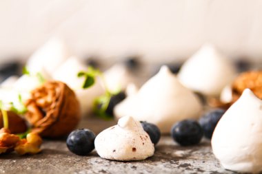 pavlova beze pasta taze yaban mersini ve ceviz kara günü