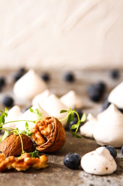 pavlova beze pasta taze yaban mersini ve ceviz kara günü