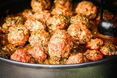 Tatlı ve ekşi domates soslu köfte. Üstten Görünüm