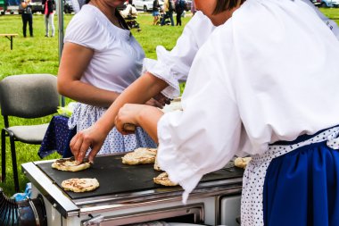 ahşap masa yakın çekim üzerinde pide fırından yeni çıkmış. oklava
