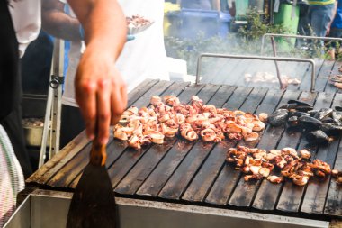 Yumuşakça, midye pişirme deniz ürünleri sokak gıda ve beach Barbekü Izgara