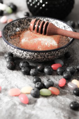 bal tarak ve yaban mersini bir taş üzerinde üstten görünüm arka plan