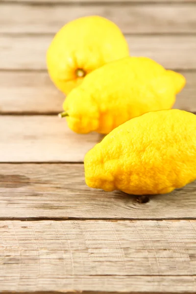 Limoni freschi su un tavolo di legno — Foto Stock