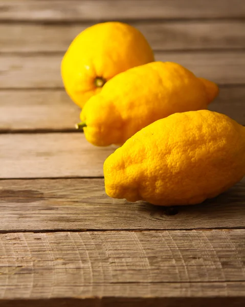 Tahta bir masada taze limonlar