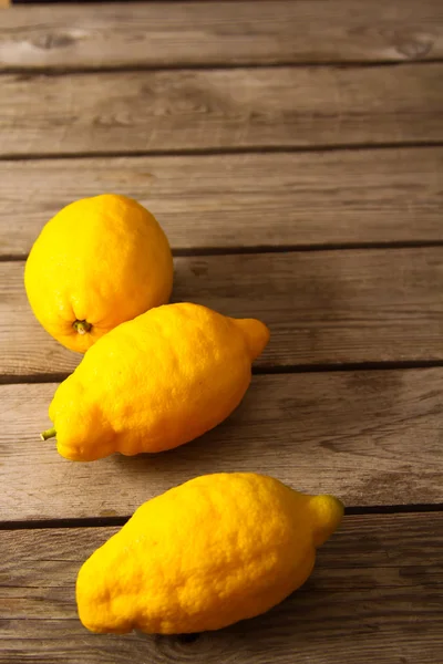 Limoni freschi su un tavolo di legno — Foto Stock